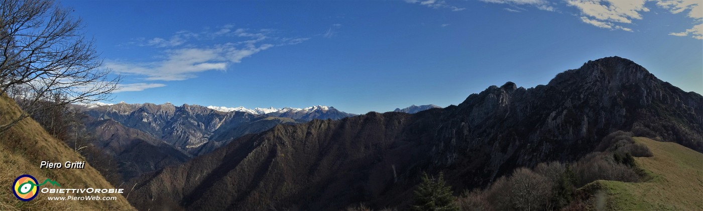 41 In decisa salita sul sentierino di cresta dal Passo al Pizzo Baciamorti...vista panoramica a nord sulle Alpi Orobie.jpg